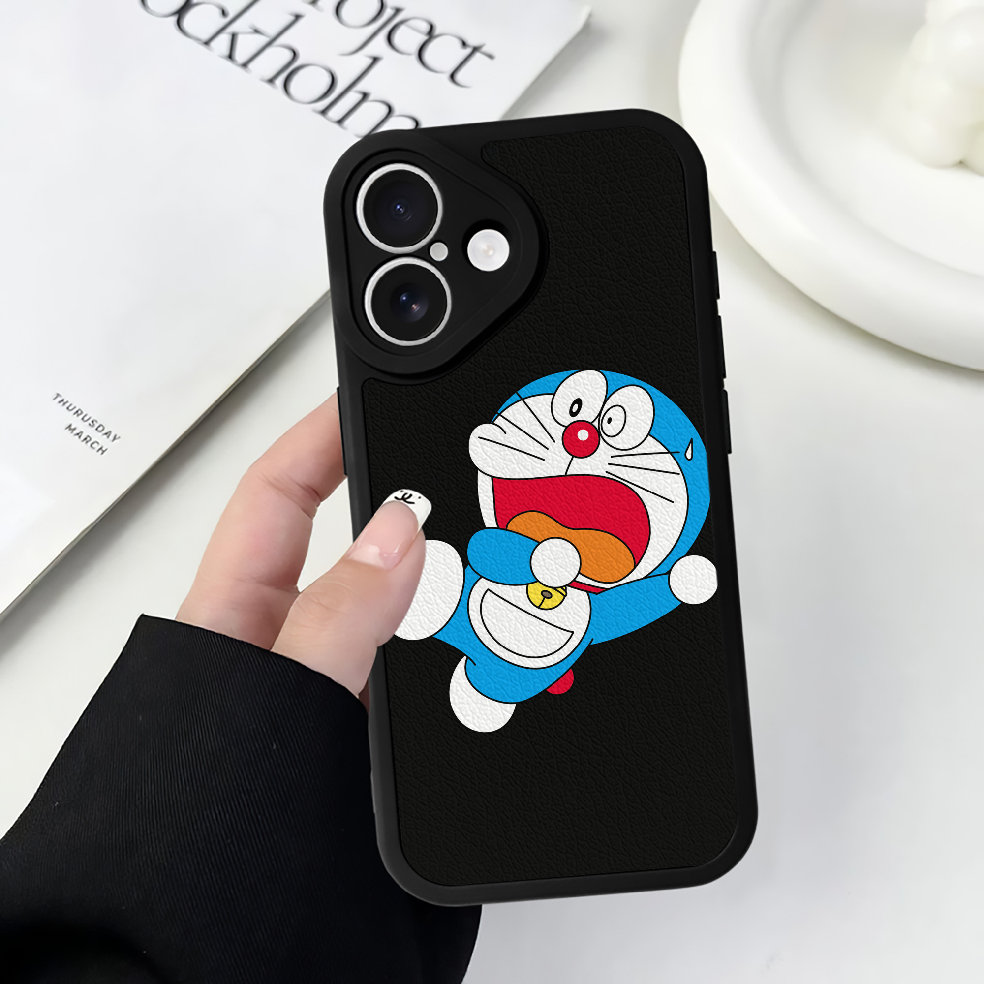 （画像用） ドラえもん Doraemon 【iPhone 16シリーズ対応】シリコンスマホケース（レザー調） 材質：シリコン